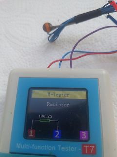 Multifunktions-Tester T7 mit Messung eines Widerstands