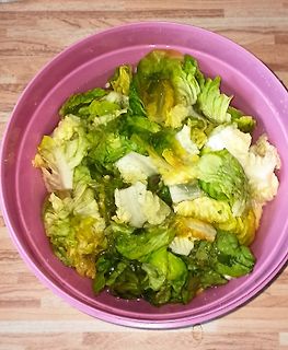 Salat in einer rosa Schüssel