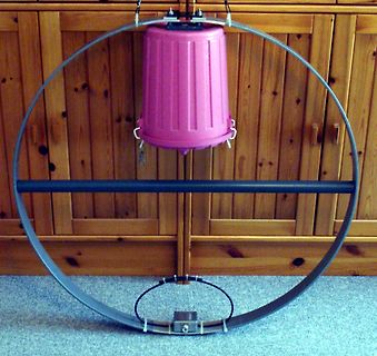 Pinker Eimer in einem Metallring-Gestell