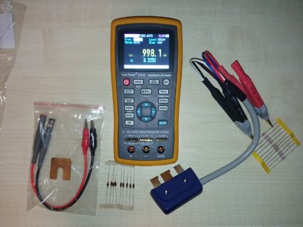 Handheld LCR-Meter mit Messaufbau und Bauteilen