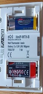 Rückseite eines eQ-3 HmIP-WTH-B Thermostats mit Batteriefächern