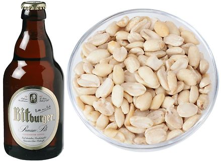 Bierflasche und Schale mit Erdnüssen