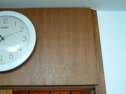Wanduhr an Holzwand
