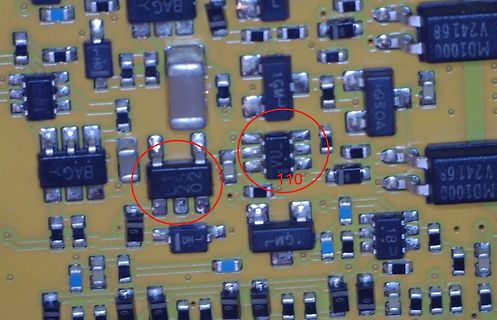 Nahaufnahme einer bestückten Leiterplatte mit SMD-Bauteilen