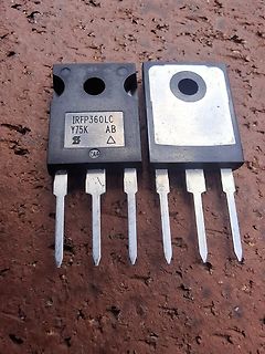 Zwei IRFP360LC Leistungstransistoren