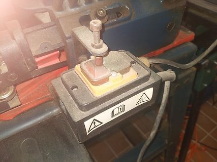 Nahaufnahme eines Schalters an einer Maschine
