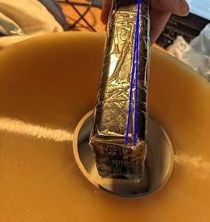 In ein Rohr gesteckter, in Folie eingepackter Gegenstand