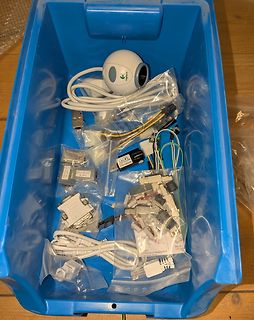 Inhalt einer blauen Kunststoffbox mit Elektronikkomponenten