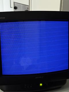 Abfotografierter blauer Bildschirm eines Fernsehers