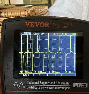 Abfotografiertes VEVOR Oszilloskop mit Wellenform