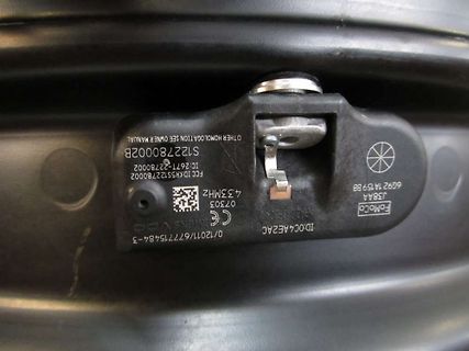 Nahaufnahme eines elektronischen Bauteils mit Beschriftung