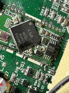 Nahaufnahme einer Leiterplatte mit CSR-Chip