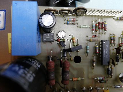 Nahaufnahme einer bestückten Leiterplatte mit elektronischen Bauteilen