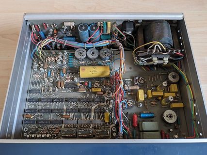 Innenansicht eines alten elektronischen Geräts mit Leiterplatte