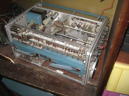 Innenansicht eines alten Röhrenradios oder Verstärkers
