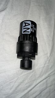 Schwarzer Stecker mit Aufschrift