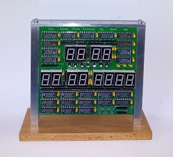 Digitale Uhr auf Leiterplatte mit 7-Segment-Anzeigen