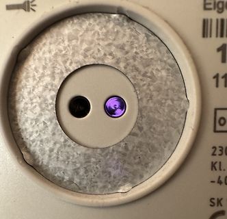 Nahaufnahme einer runden Steckverbindung mit Metallring
