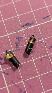 Zwei beschädigte elektrische Kabel mit freiliegenden Drähten