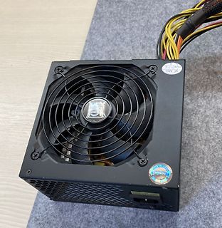 PC-Netzteil mit Lüfter und Kabeln
