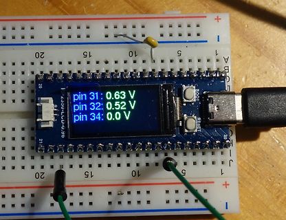 Mikrocontroller mit OLED-Display auf Breadboard