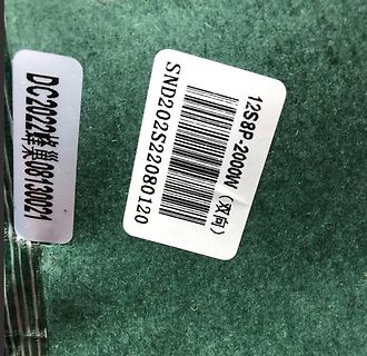Aufkleber mit Barcodes und Typenbezeichnungen