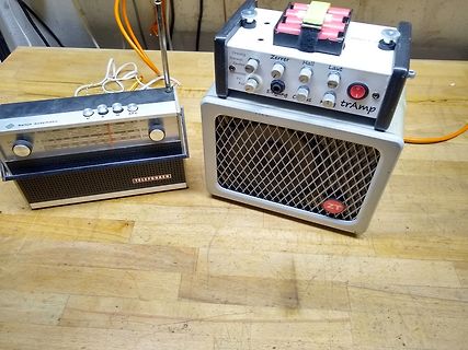 Telefunken Radio und trAmp Verstärker auf Holztisch
