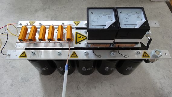 Aufbau eines Hochspannungsnetzteils mit Kondensatoren und Messgeräten