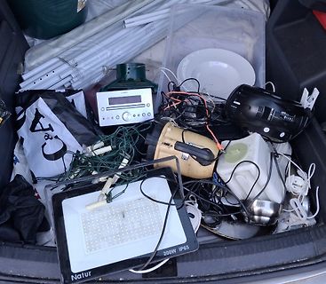 Unordnung mit Elektronikgeräten und Kabeln