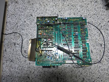 Mehrlagige grüne Leiterplatte mit elektronischen Bauteilen