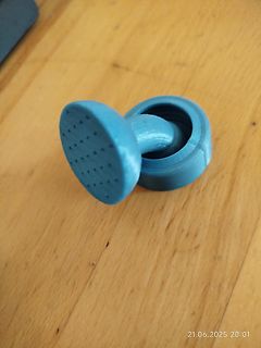 Blaues 3D-gedrucktes Bauteil auf Holzuntergrund