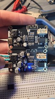 Zwei gestapelte LOSC BT-V5 Mikrocontroller-Module auf Breadboard
