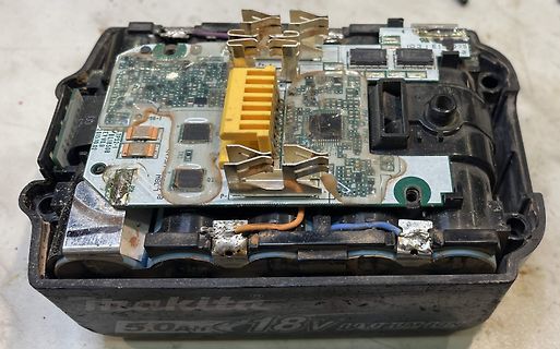 Offener Akku eines Makita-Akkuschraubers mit Platine