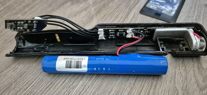Geöffnetes Elektronikgehäuse mit Platine und Akku