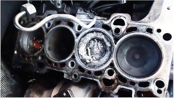 Blick in einen Motorenblock mit beschädigten Zylindern