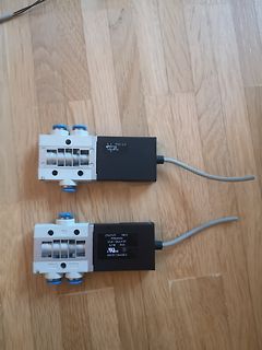 Zwei pneumatische Magnetventile auf Holzboden