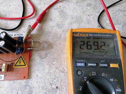 Messung einer Spannung mit Multimeter an einer Leiterplatte