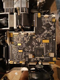 Detailaufnahme einer Leiterplatte mit integrierten Chips