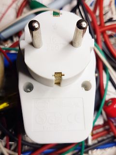 Schuko-Stecker auf Kabelgewirr