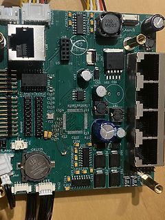 Foto einer grünen Leiterplatte mit elektronischen Bauteilen