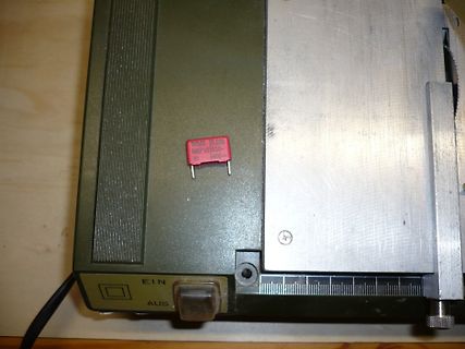 Nahaufnahme eines roten MKP-Kondensators auf einem Gerät