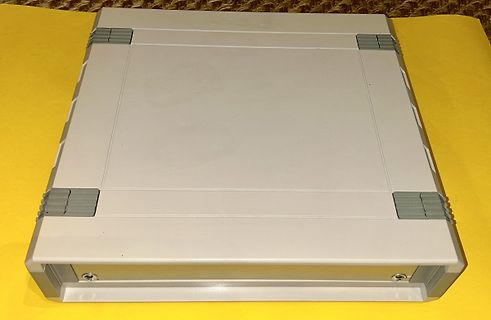 Graues Kunststoffgehäuse