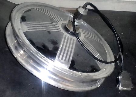 Große Metallspule mit Zuleitung