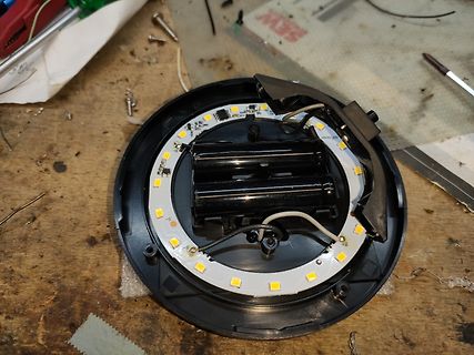 LED-Ring mit Batteriefach und Verkabelung