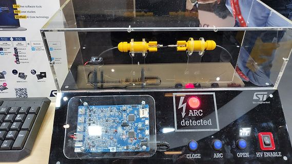 Demonstrationsaufbau zur Lichtbogenerkennung von STMicroelectronics