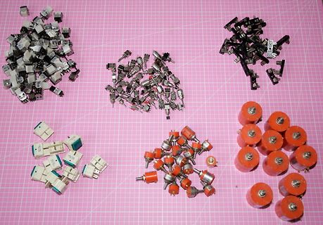 Sortierte mechanische Tastatur-Bauteile auf Schneidematte