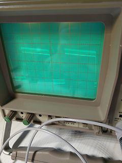 Abfotografierter Bildschirm eines Oszilloskops