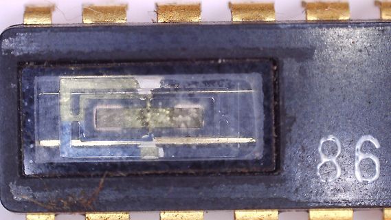 Makroaufnahme eines integrierten Schaltkreises mit freigelegtem Die
