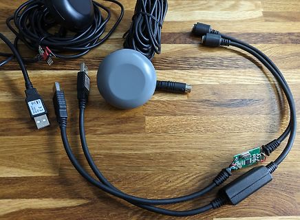 USB-Kabel, Stecker und Elektronikbauteile auf Holzuntergrund