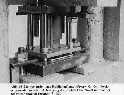 Hohlleiterflansch-Presse mit Stempelansicht